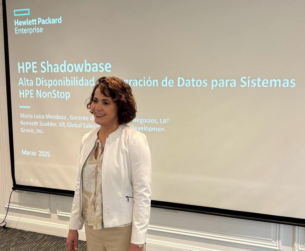 Maria Luisa Mendoza presenting on HPE Shadowbase at ChileTUG 2025.
