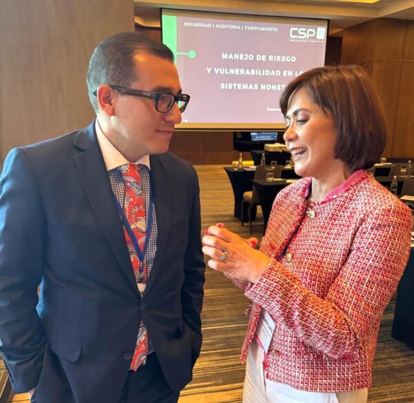 Marai Mendoza (right) with Edgar Veloz of Banorte